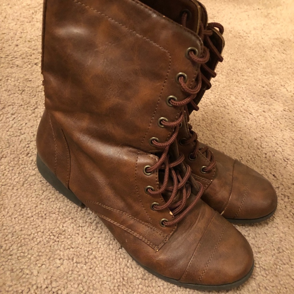 Brown combat boots!🌟